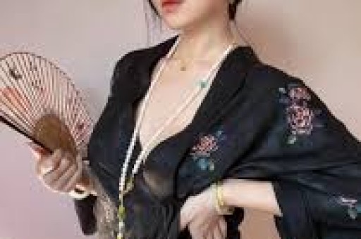 陪玩陪睡只是皮毛！继手伸进裤子后又一女星自曝50多都不放过